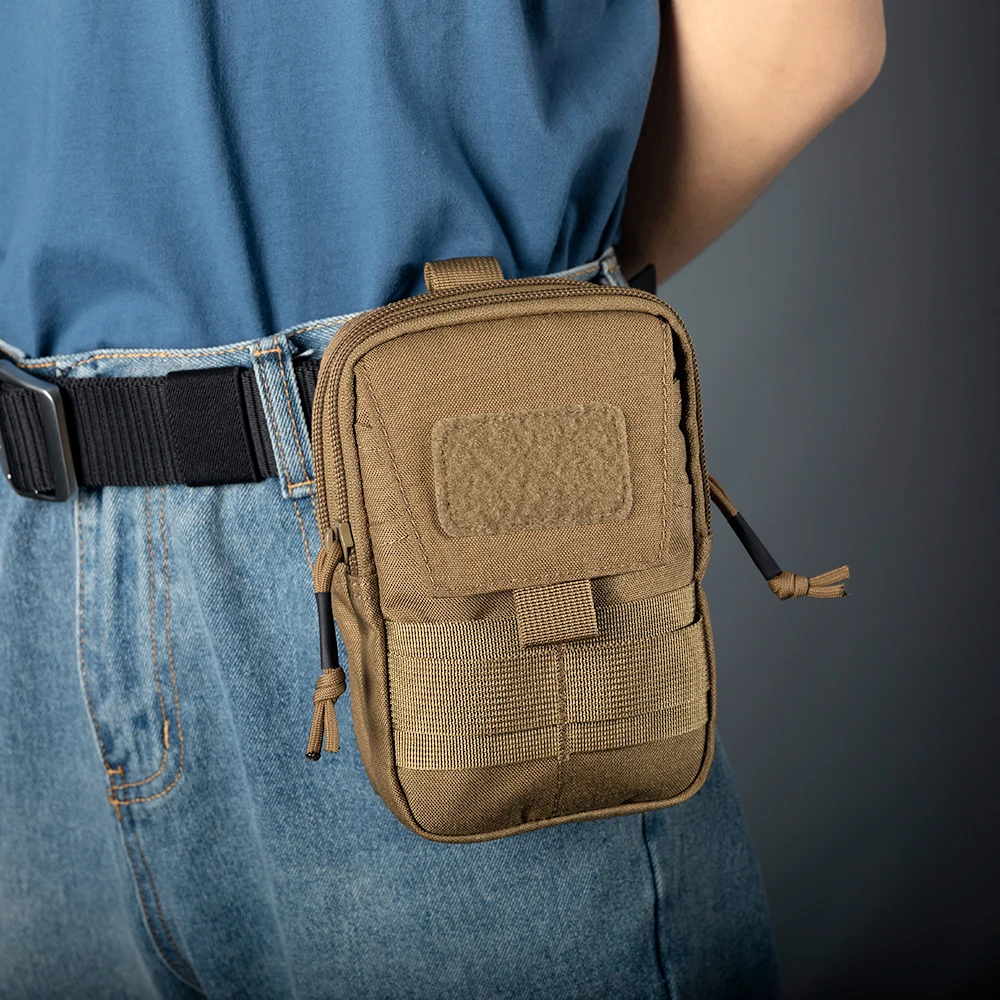 Bolsa táctica Molle en uso durante actividad outdoor