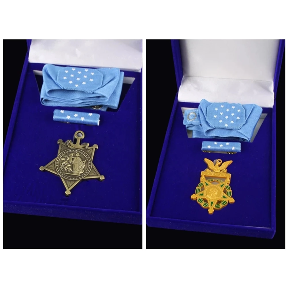 Detalle de la insignia con acabado tipo rubí
