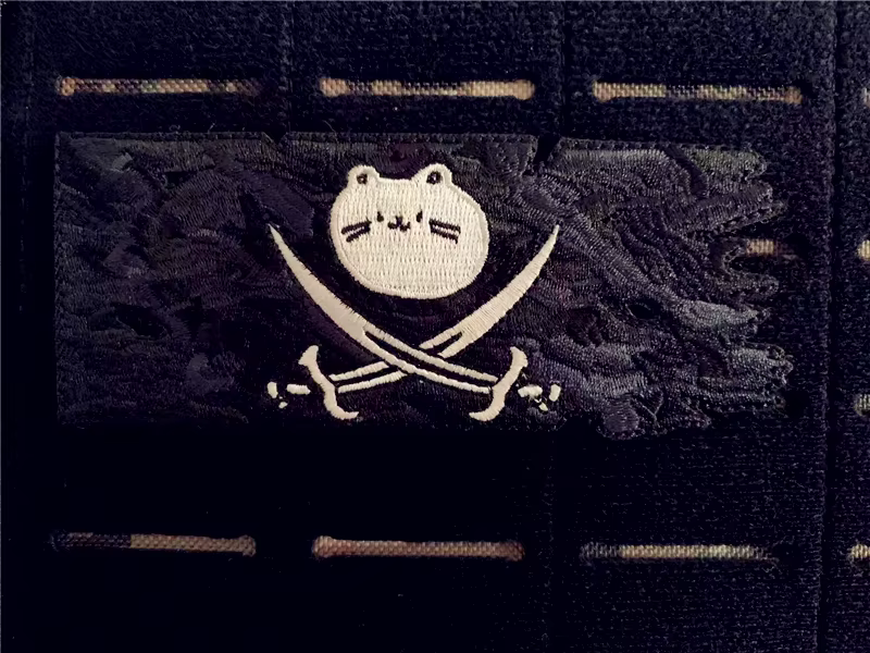 Parche bordado 3D de gato pirata con detalles tácticos