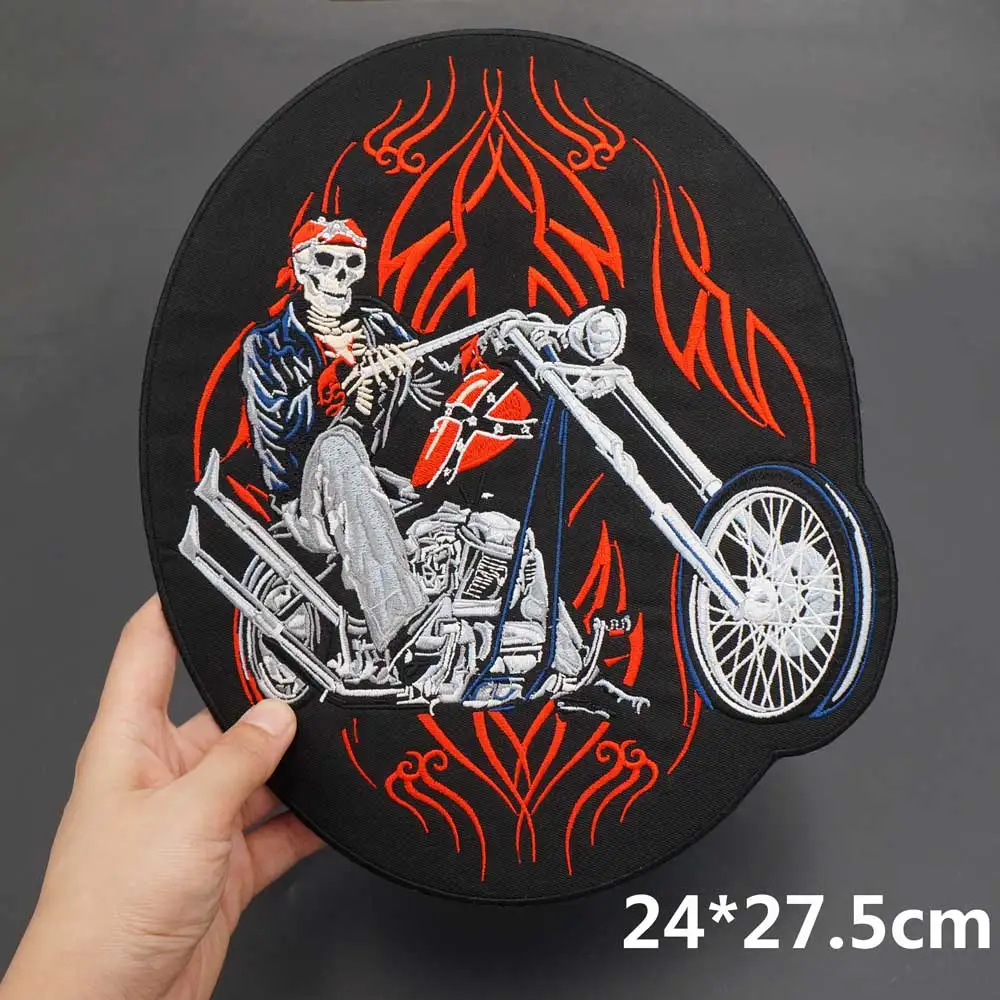 Aplicación en chaleco de cuero con estilo biker