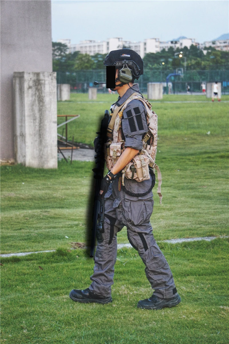 Traje táctico gris urbano CTSFO en entorno exterior