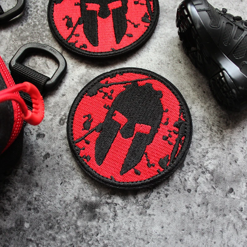 Parche calavera espartana rojo – Parches tácticos MOLLE para uniforme - imagen 2