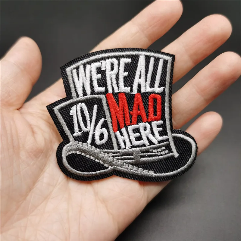 Parche bordado termoadhesivo We All Mad Here – Decorativo