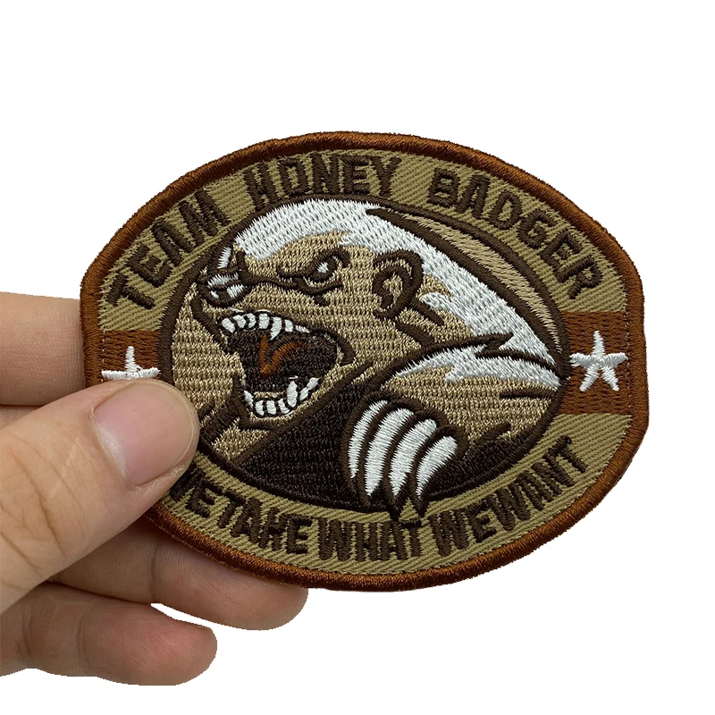 Parche bordado Honey Badger con gancho para chaqueta y mochila - imagen 3