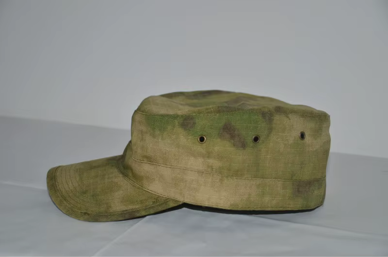 Vista frontal de la gorra táctica