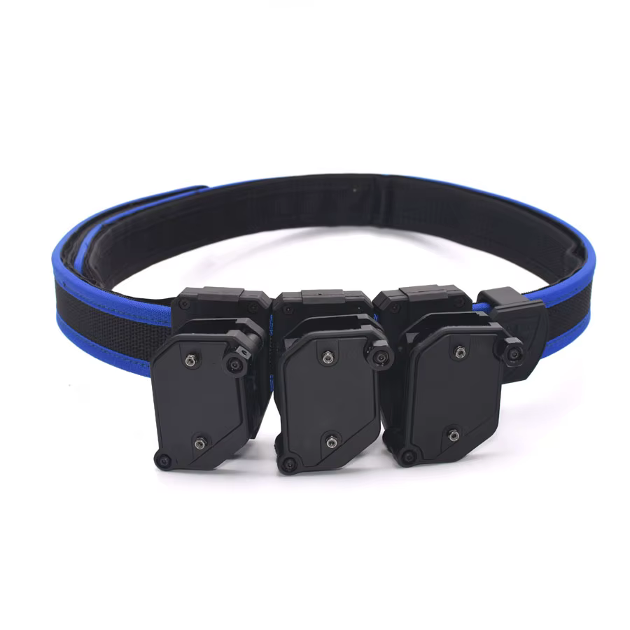 Cinturón IPSC azul en práctica