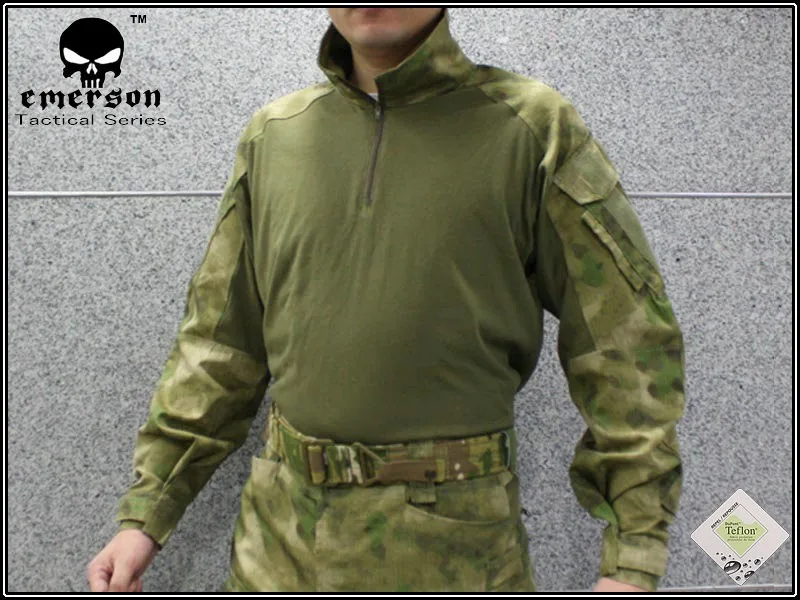 Detalle del tejido de la camisa táctica