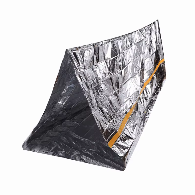 Montaje de la tienda con cuerda de nylon entre árboles