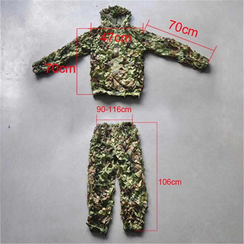 Cazador usando el traje Ghillie en entorno selvático