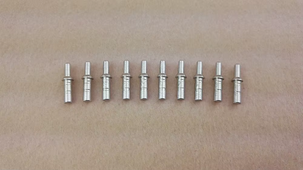 Comparación de adaptador junto a una punta dorada