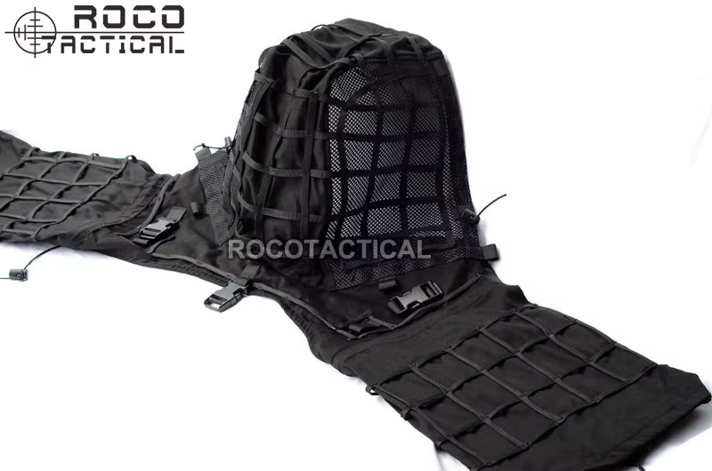 Capucha Ghillie puesta sobre casco táctico