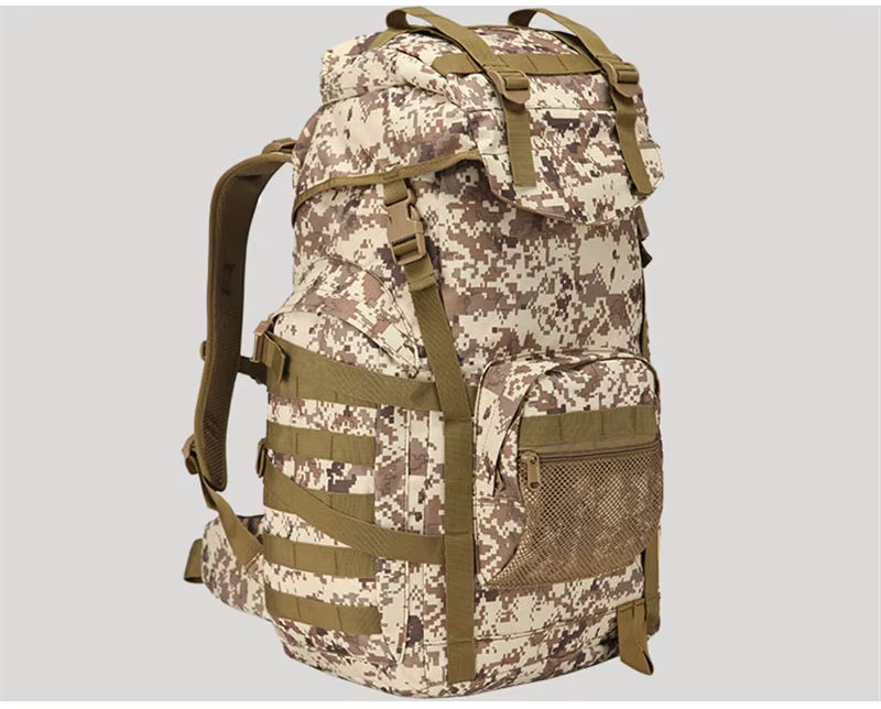 Mochila táctica Molle 50L en uso exterior