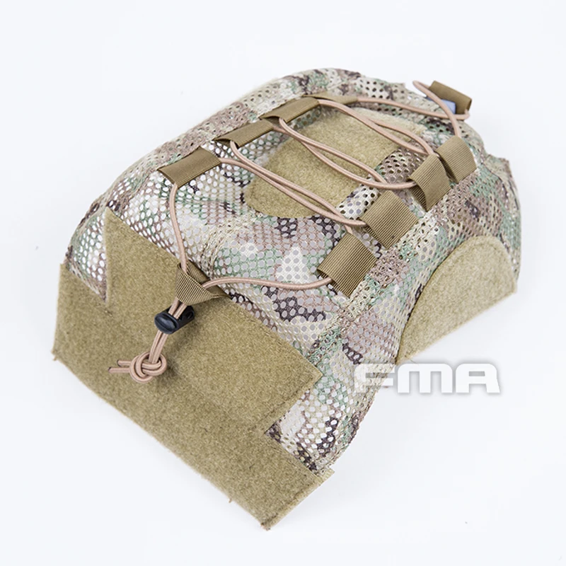 Funda protectora táctica colocada sobre un casco de corte alto