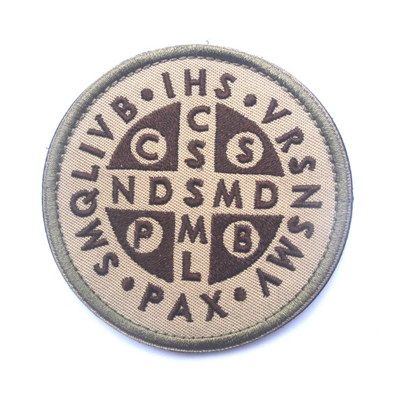 Parche bordado cruz San Benito bronce quemado 3D para mochila