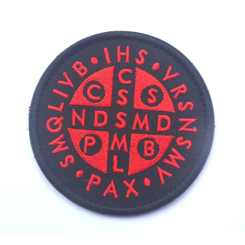 Parche bordado cruz San Benito bronce quemado 3D para mochila - imagen 5