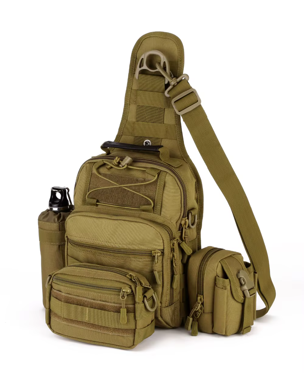 Bolsa táctica MOLLE PROTECTOR PLUS en uso mostrando el sistema de anclaje y diseño resistente