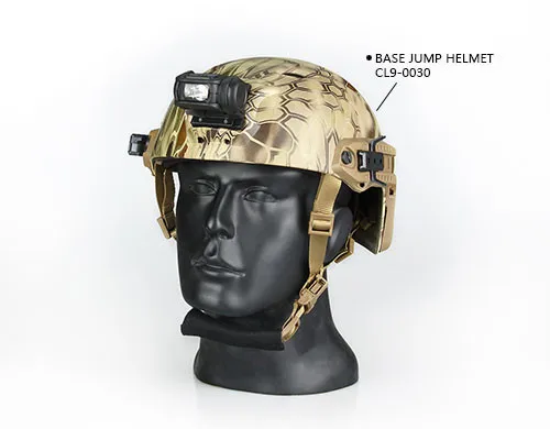 Linterna táctica para casco en uso