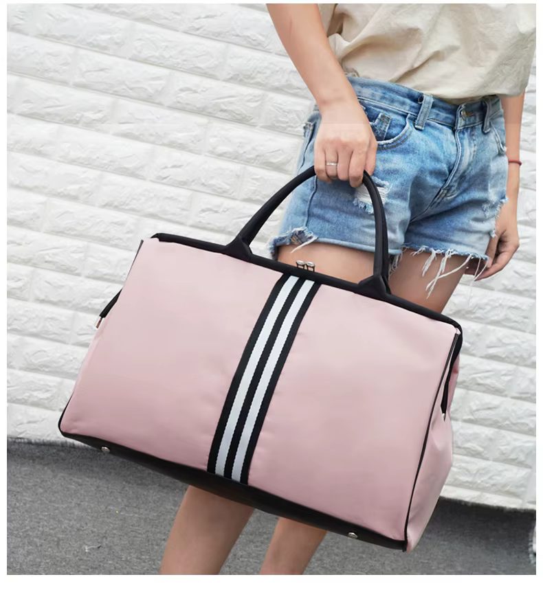 Bolso de gimnasio abierto mostrando interior