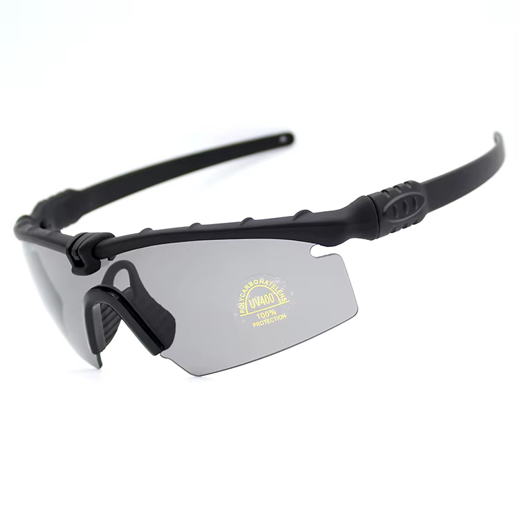 Gafas colocadas sobre su funda rígida y paño de limpieza