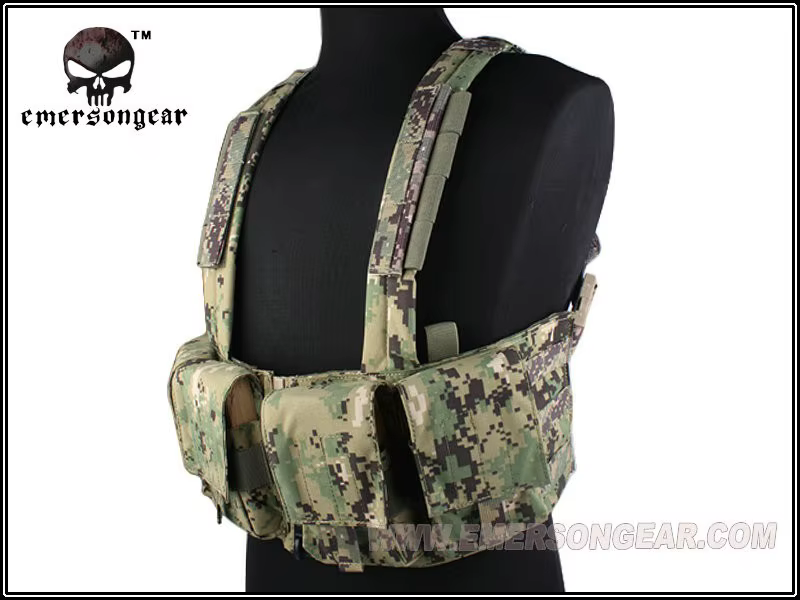 Detalle de las correas ajustables y el panel MOLLE