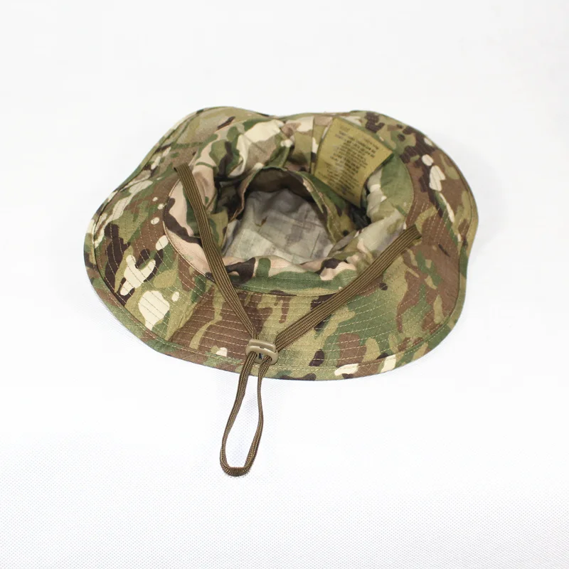 Sombrero de caza camuflaje en contexto de uso