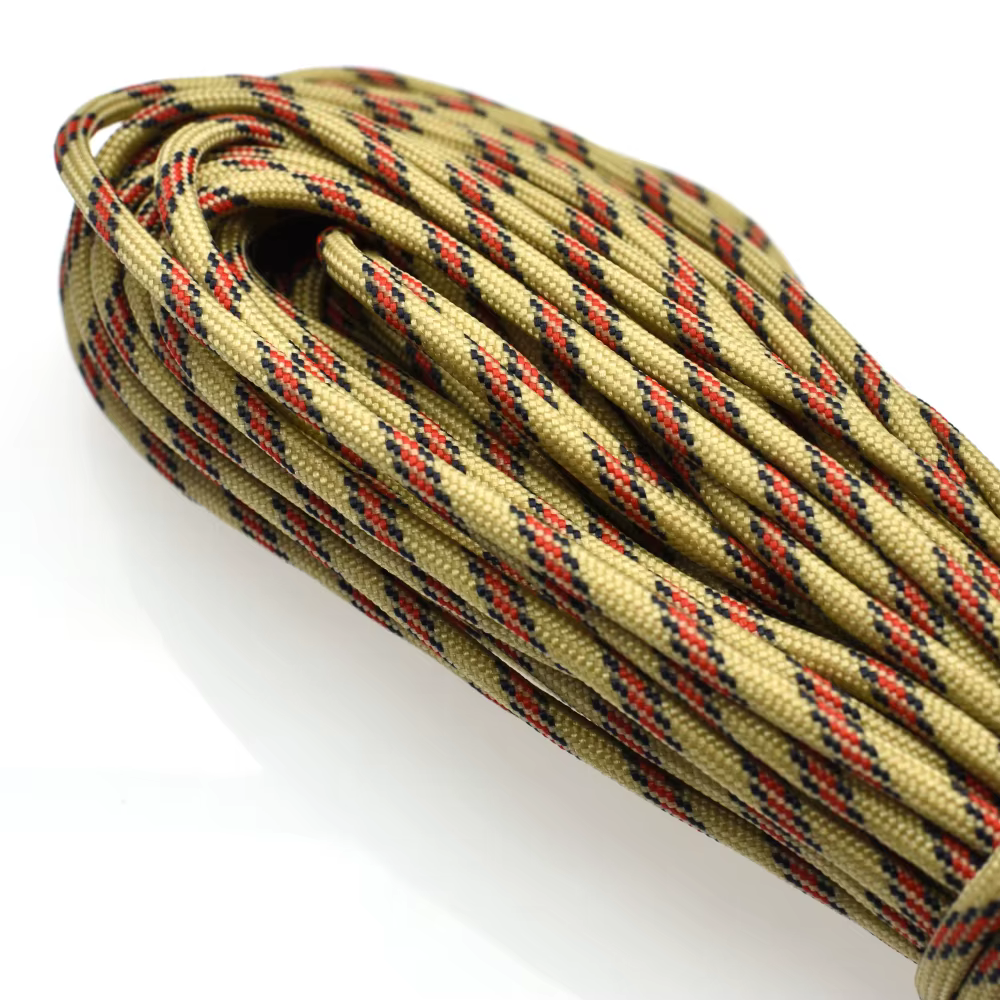 Paracord siendo utilizado para montar una tienda de campaña