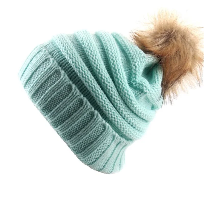 Gorro de invierno con pompón de piel sintética cálido - imagen 3