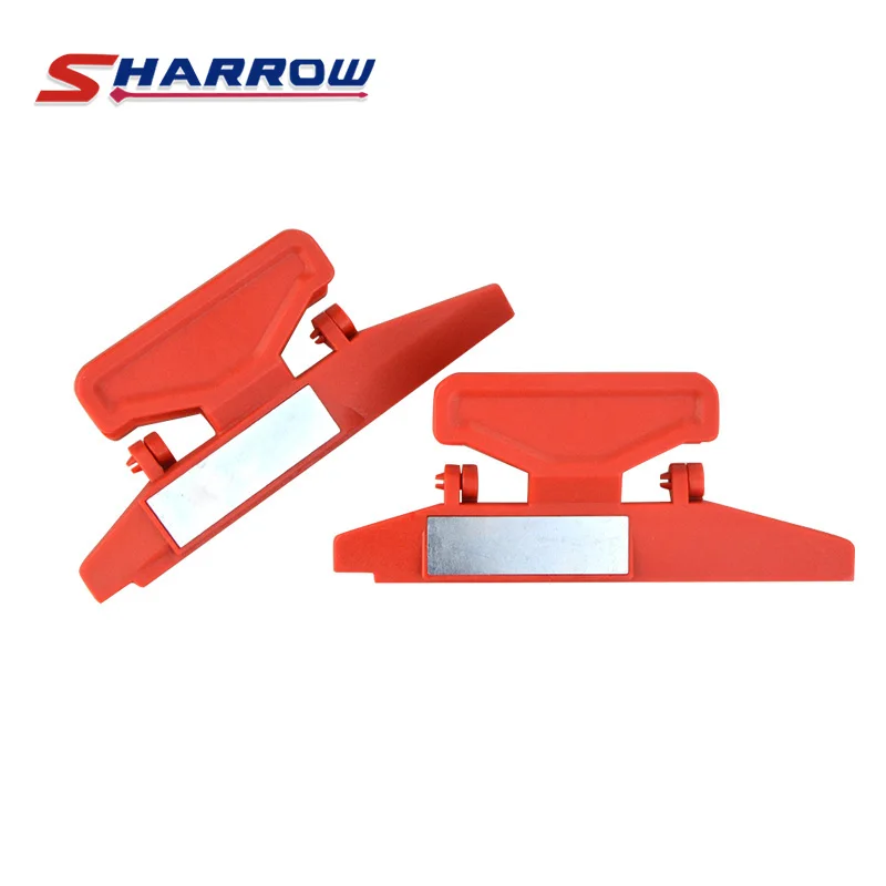 Detalle de la abrazadera con plumas montadas