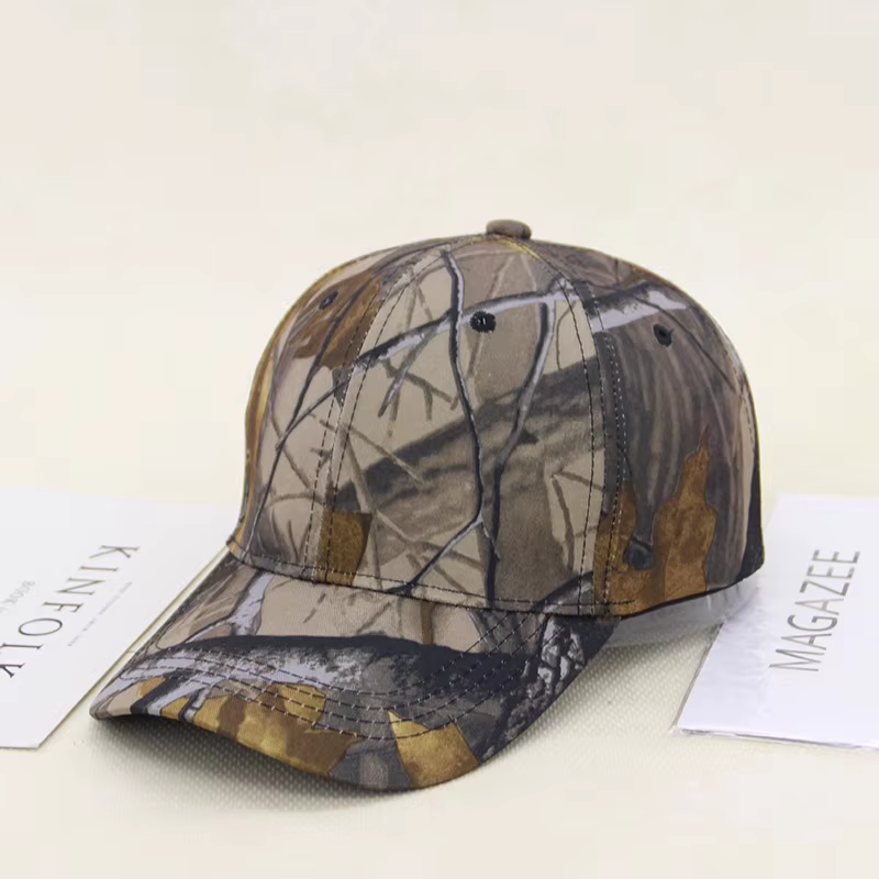 Detalle del tejido y visera de la gorra