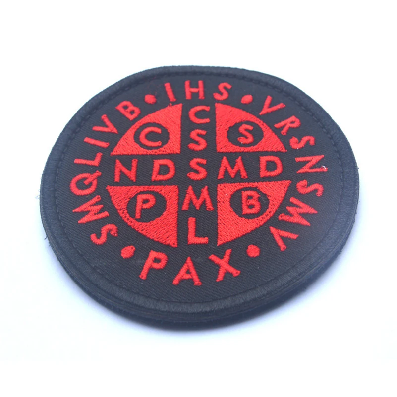 Parche bordado cruz San Benito bronce quemado 3D para mochila - imagen 2