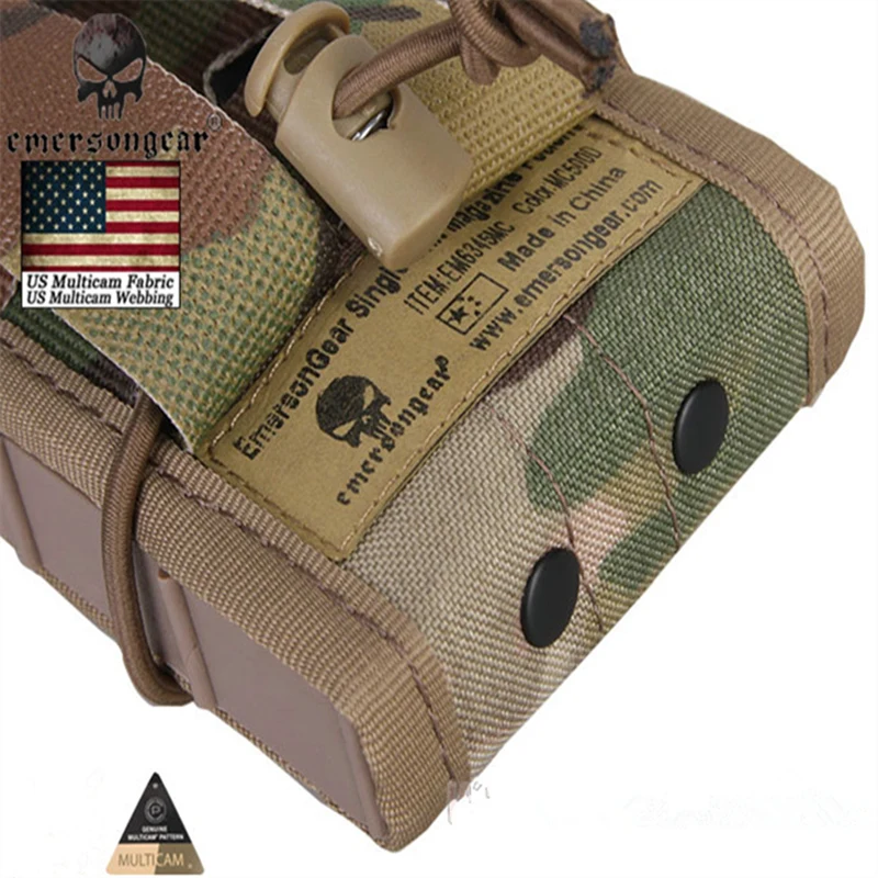 Cargador insertado en la funda táctica Emersongear