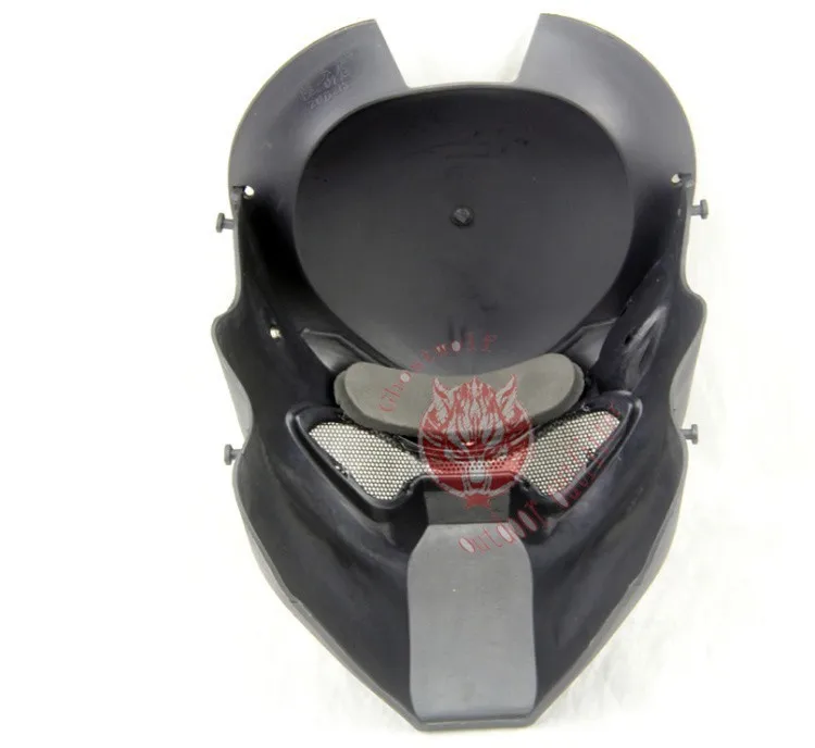 Casco en entorno de airesoft nocturno