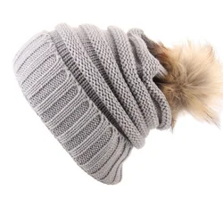 Gorro de invierno con pompón de piel sintética cálido