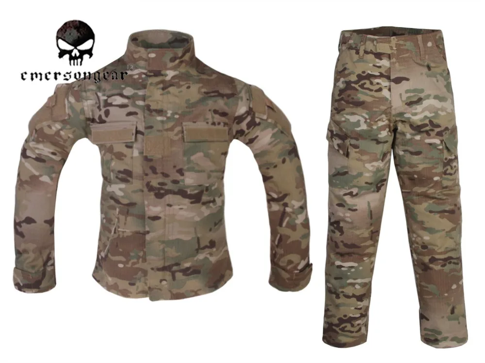 Detalle de puños ajustables y bolsillos de brazo del uniforme