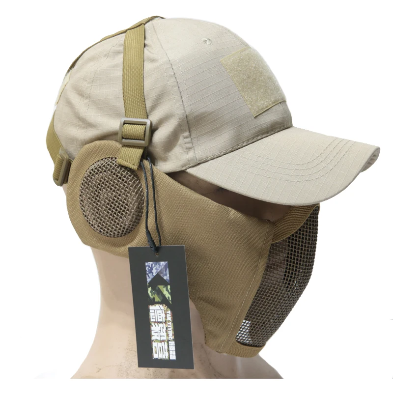 Máscara plegada junto a una gorra táctica