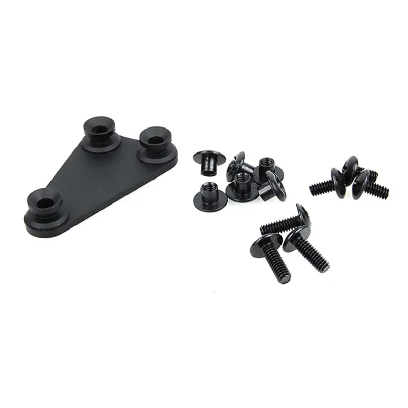 Vista frontal del colgador táctico de aluminio mostrando su acabado negro y plateado