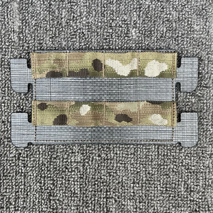Detalle de panel de expansión Molle en la bolsa táctica