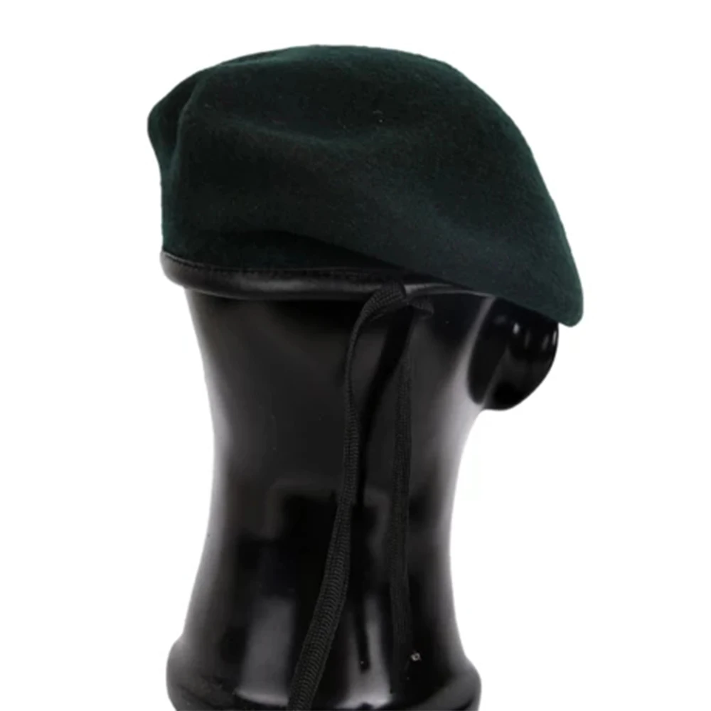Gorra militar negra con acentos rojos
