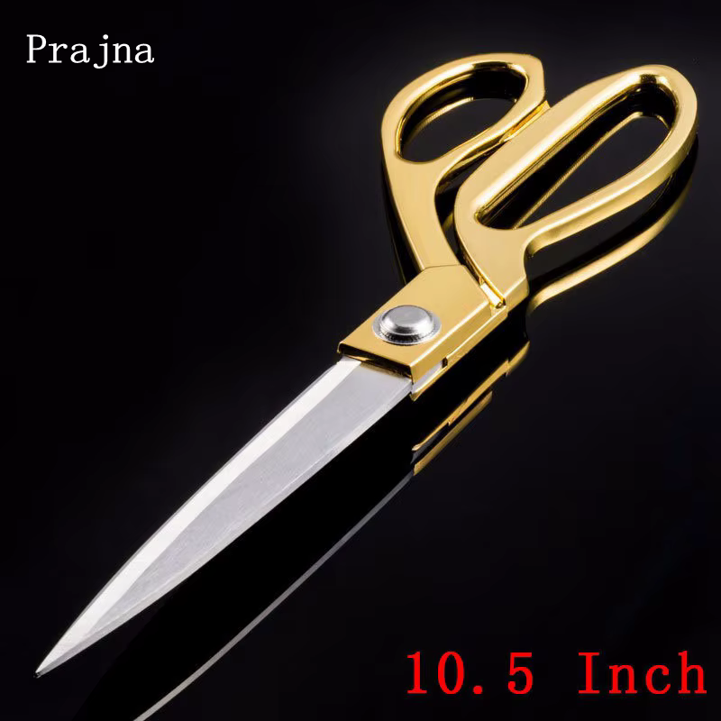 Tijeras de costura profesionales en mano