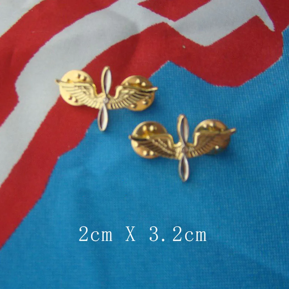 Detalle del broche militar metálico