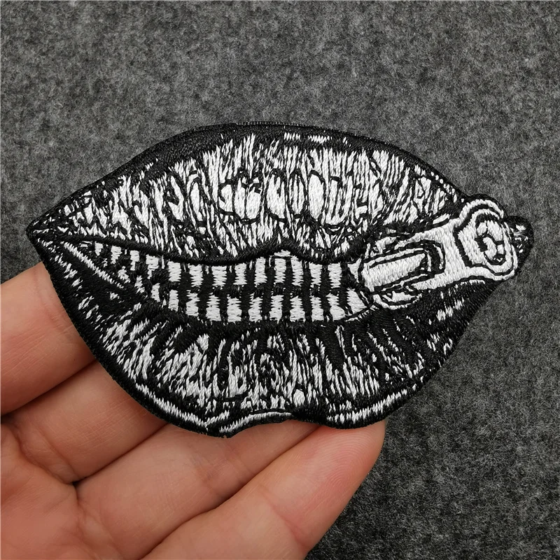 Parche bordado punk calavera – Negro y rojo para chaleco - imagen 5