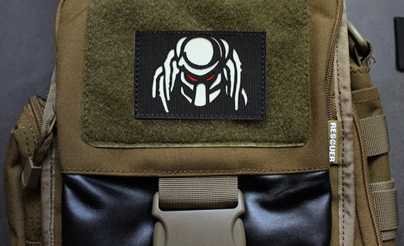 Parches Luminosos IR Dark Predator detalle frontal