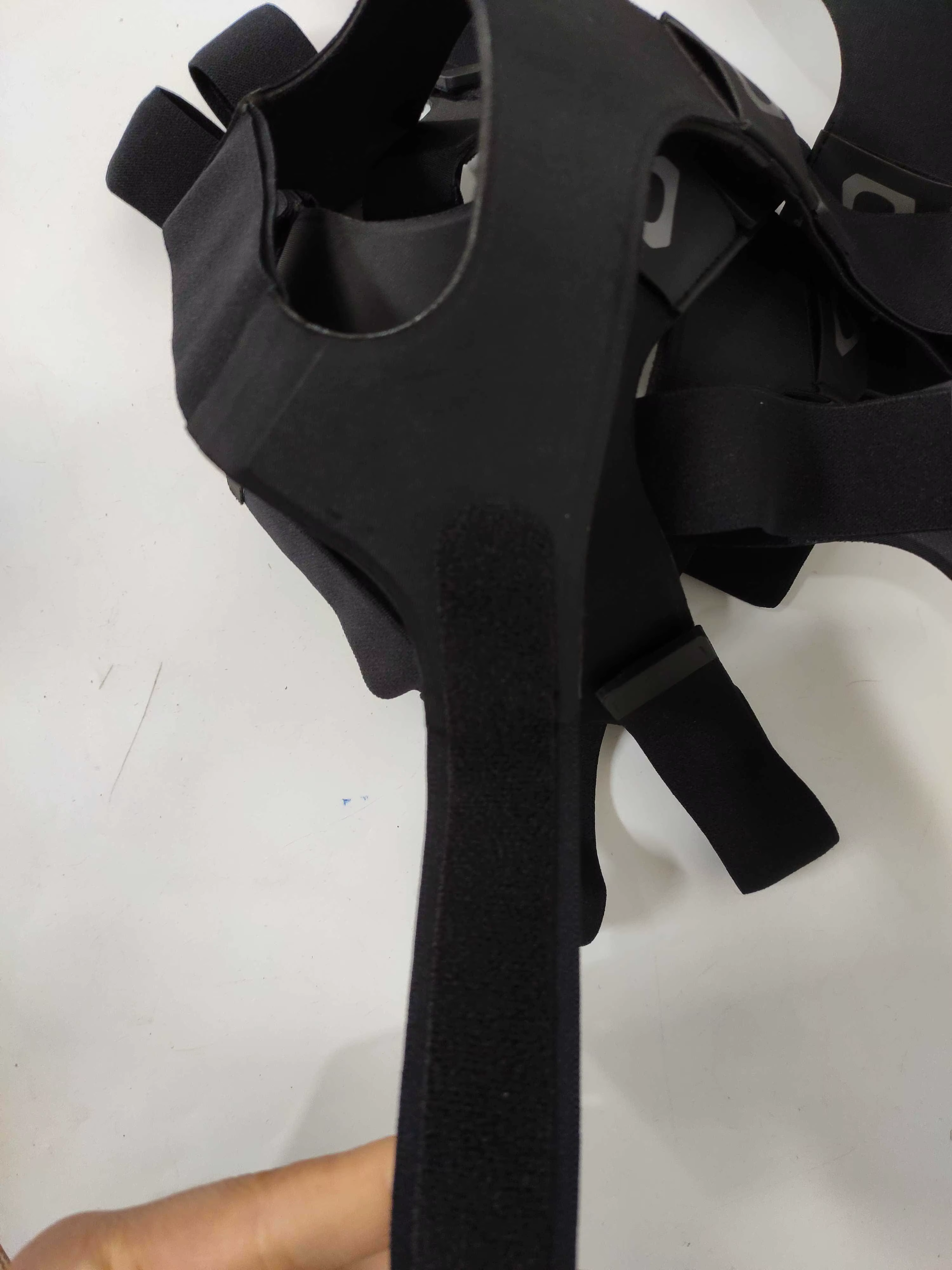 Correa puesta en el HTC VIVE mostrando el ajuste lateral