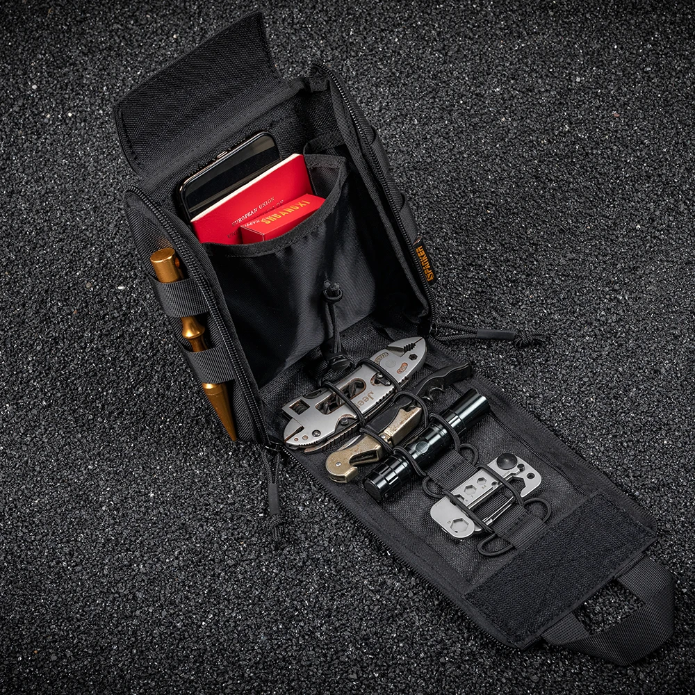 Vista frontal de la bolsa EDC negra con múltiples bolsillos