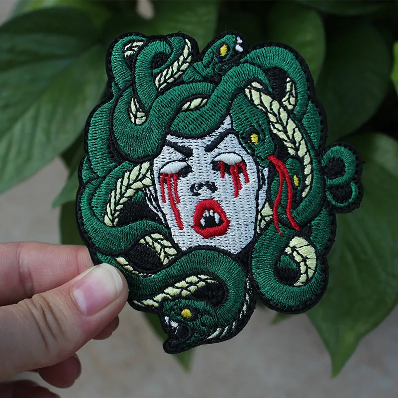 Parche bordado medusa roja con lágrimas de sangre – para coser