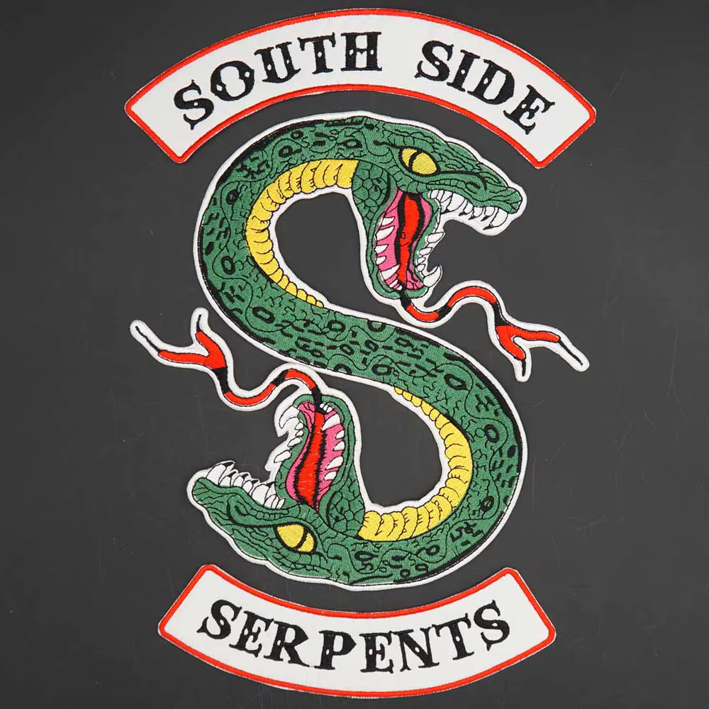 Parche bordado de serpiente detalle