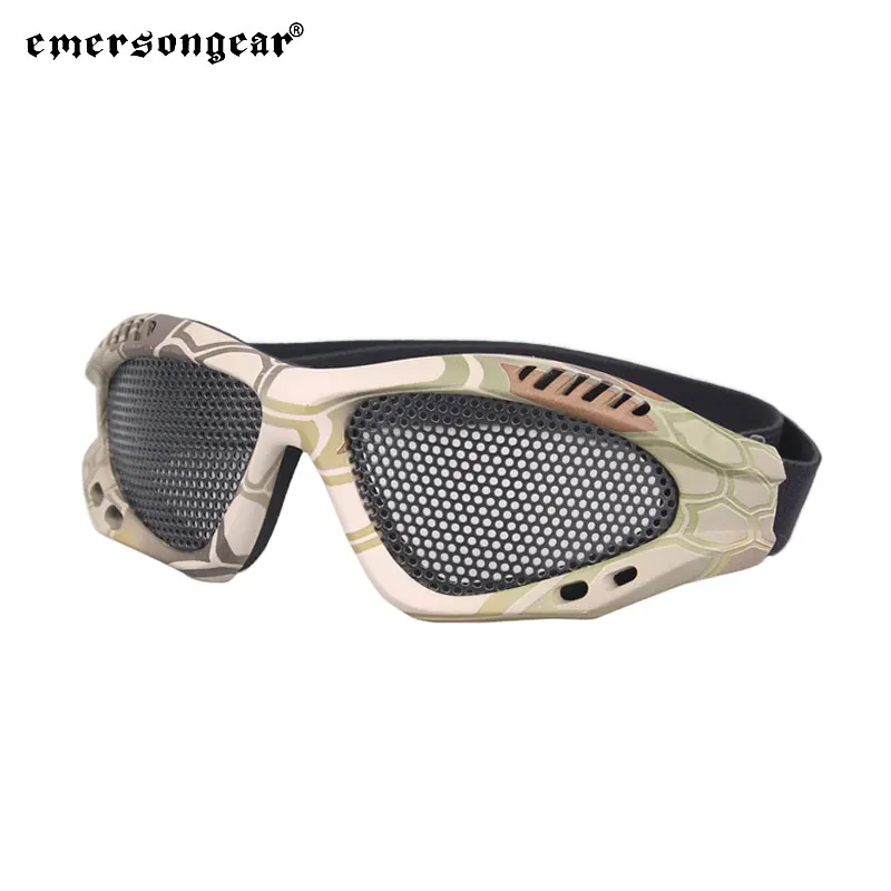 Personas usando las gafas mientras practican airsoft en un campo boscoso