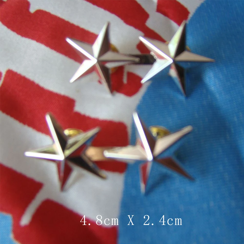 Detalle frontal de la insignia metálica tipo broche