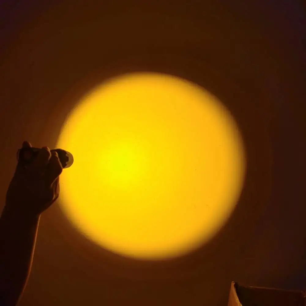 Linterna LED naranja con zoom telescópico para exteriores - imagen 2