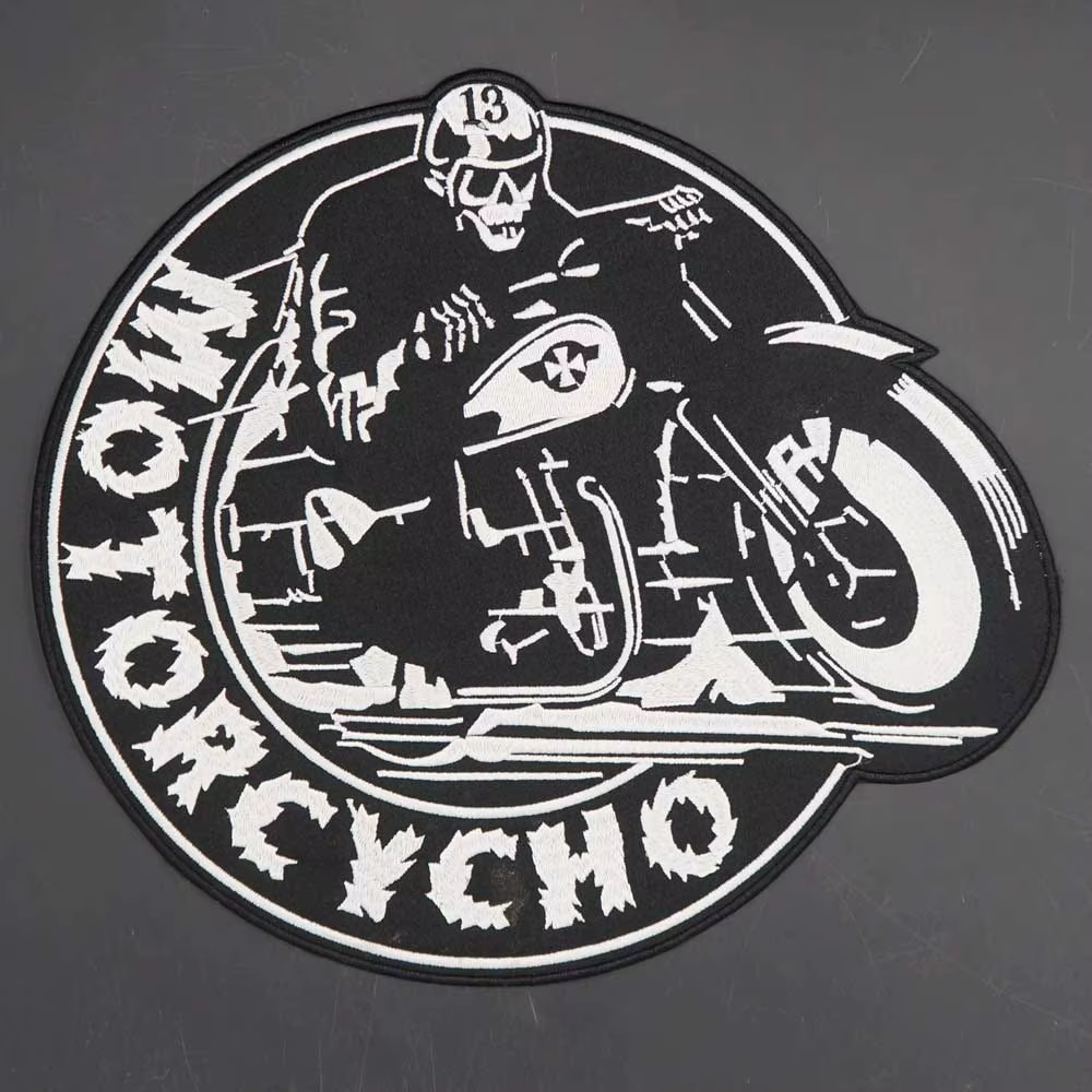 Parches bordados grandes sobre chaqueta negra